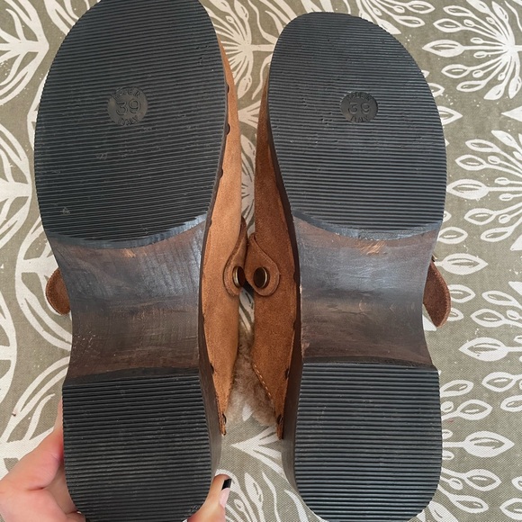 Re/Done Chestnut Suede Shearling Buckle Clogs - Picture 6 of 6